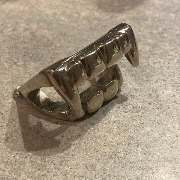 Metal vampire teeth bottle opener - Picture 1 of 8